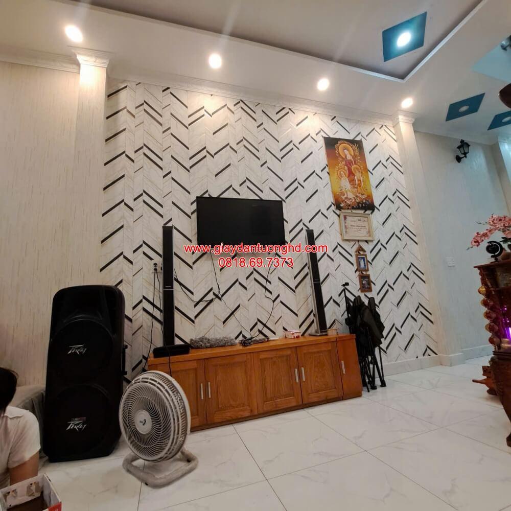 Không gian phòng khách hoàn thiện thi công giấy dán tường họa tiết hình học ziczac hiện đại phía sau tivi.