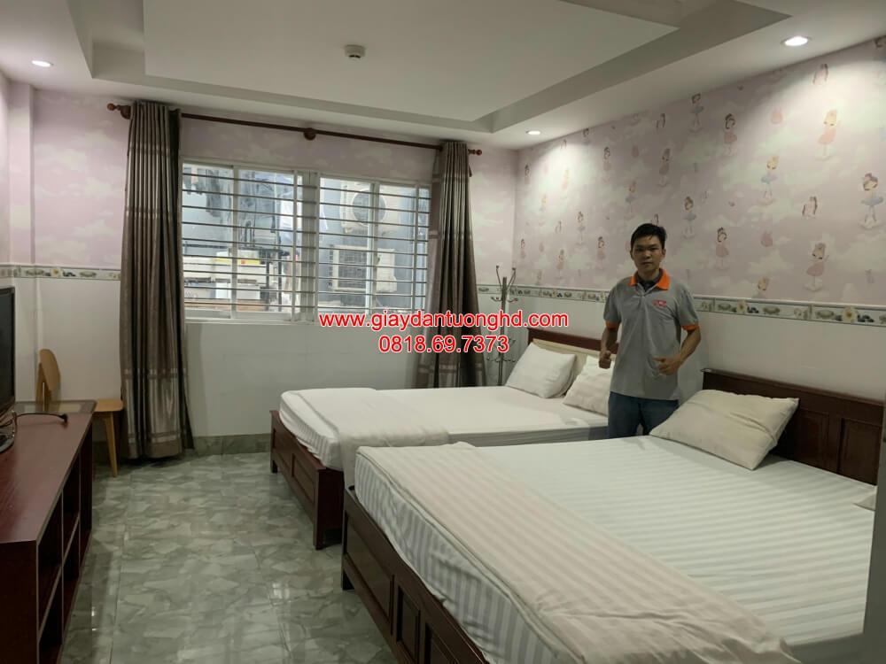 Không gian phòng ngủ đôi được làm mới bằng mẫu giấy dán tường tông màu hồng nhạt dịu nhẹ