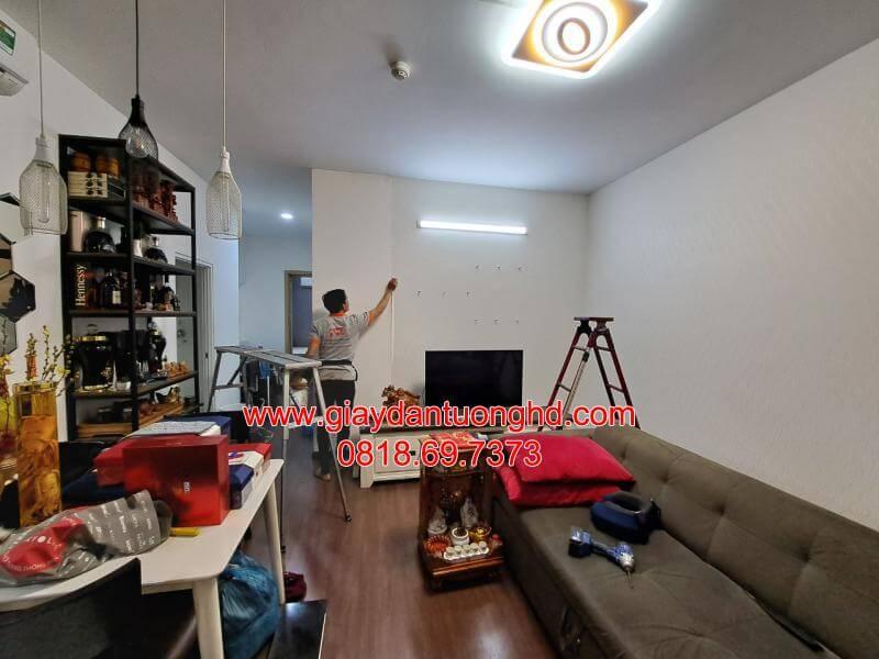 Phòng khách là bộ mặt của gia chủ. Thay vì sơn tường đơn điệu, một mảng nhấn bằng giấy dán tường Hàn Quốc Premium dập vân nổi sẽ khiến không gian đón khách trở nên bề thế và sang trọng hơn gấp bội! ✨