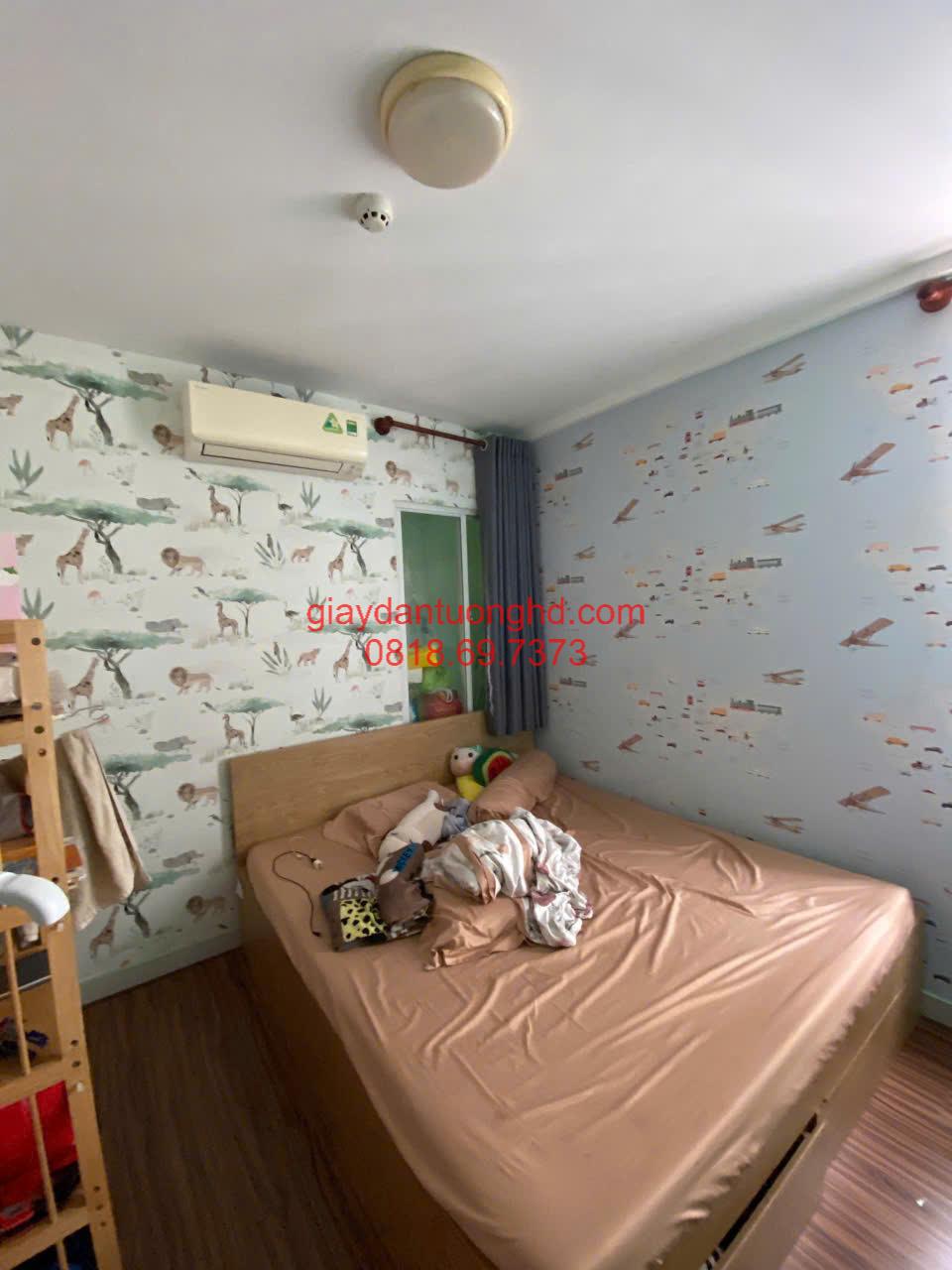 Mẫu giấy dán tường phòng ngủ trẻ em họa tiết máy bay và ô tô ngộ nghĩnh trên nền xanh dương nhạt
