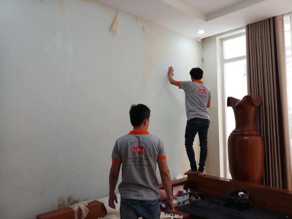 Thợ xử lý bề mặt trước khi dán giấy dán tường