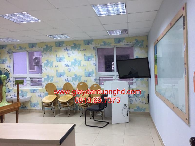 Thi công giấy dán tường cho lớp học ở Quận 2