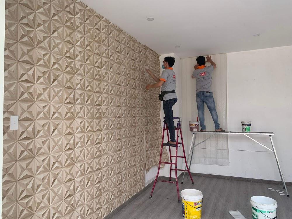 Việc thi công các dòng giấy dán tường dập nổi khối đòi hỏi quy trình kỹ thuật khắt khe hơn nhiều so với giấy trơn truyền thống.
