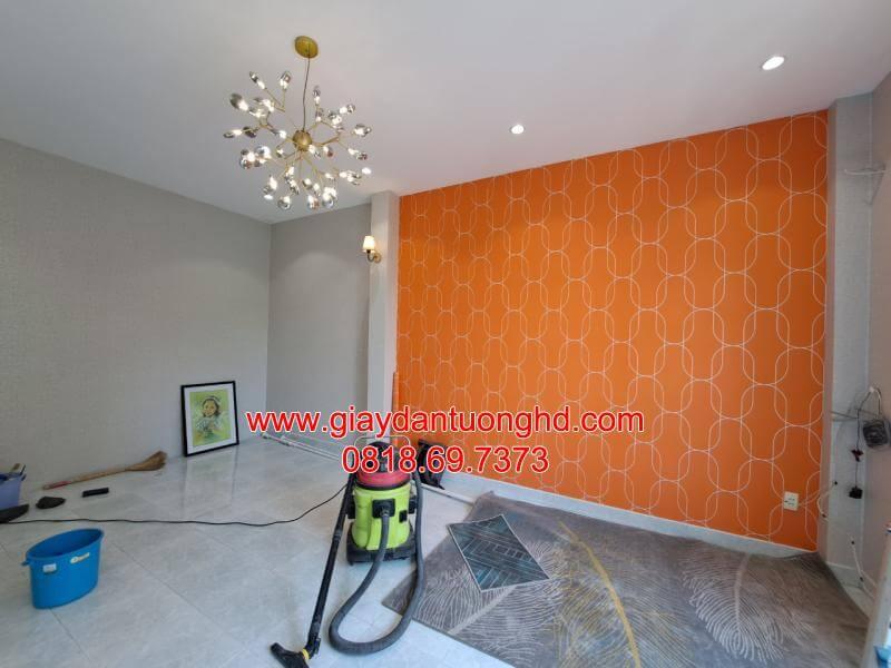 thi công giấy dán tường cho văn phong công ty trước khi khai trương