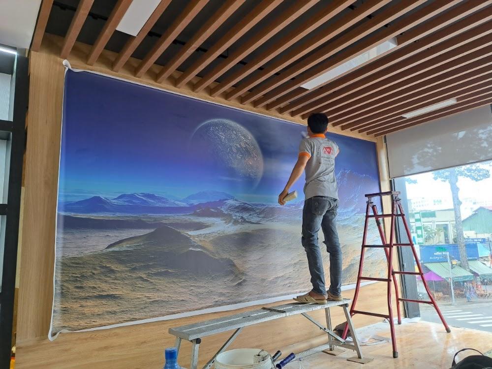 Thợ đứng giàn giáo miết tranh dán tường 3D phong cảnh vũ trụ hành tinh cho quán cafe