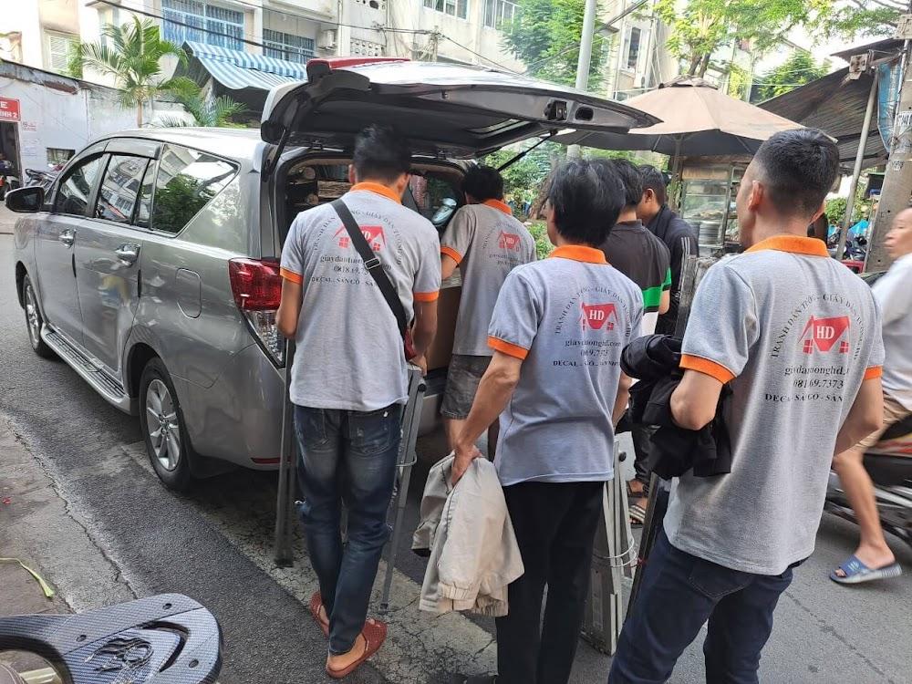 Đội ngũ Giấy dán tường HD chuẩn bị vật tư lên xe đi thi công tận nơi tại Bình Thạnh
