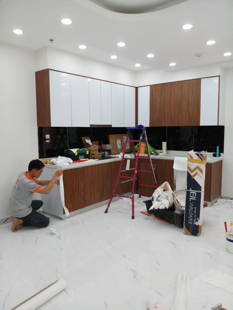 thi công decal đổi mới không gian bếp cho khách mới dọn về chung cư
