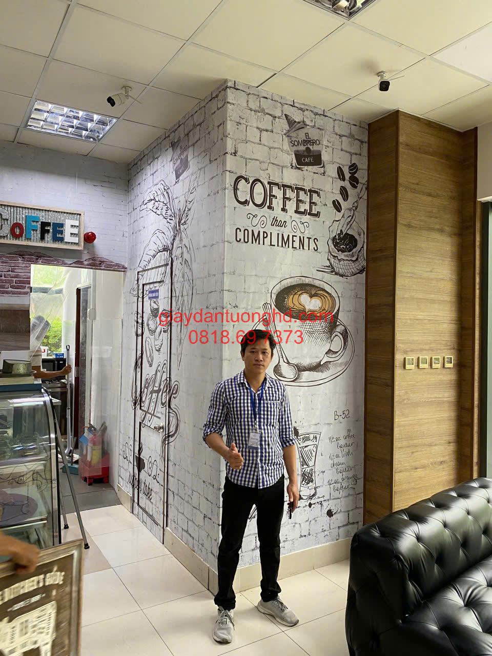 Thi công tranh dán tường giả gạch trắng họa tiết vẽ tay chủ đề Coffee độc đáo cho vách tường quán cà phê.