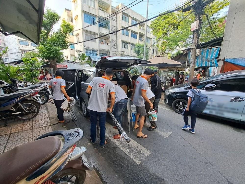 Đội ngũ Giấy dán tường HD trên đường thi công tại Thủ Đức