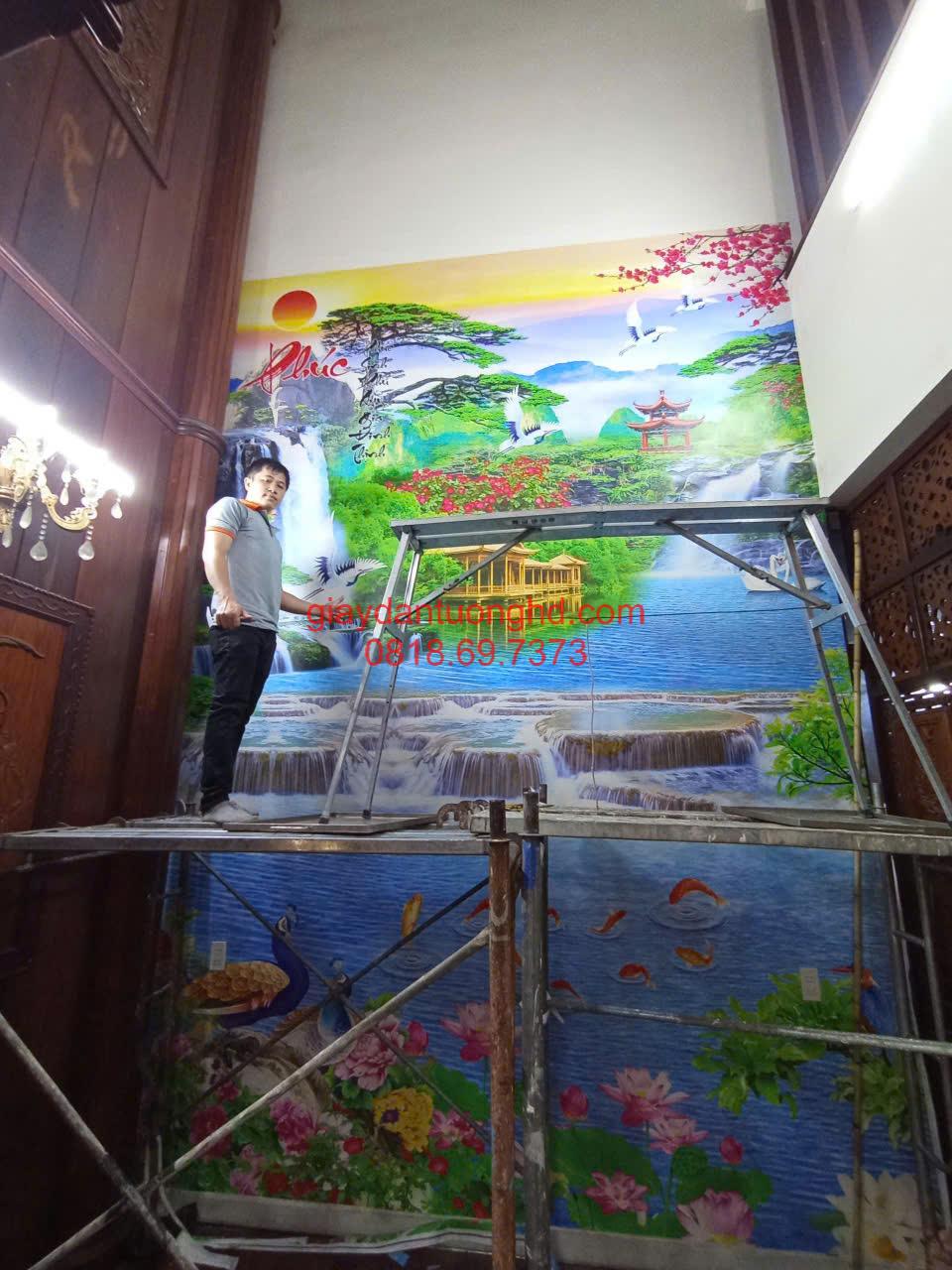 Thợ đứng giàn giáo thi công tranh dán tường 3D phong cảnh sơn thủy hữu tình khổ lớn cho phòng khách thông tầng