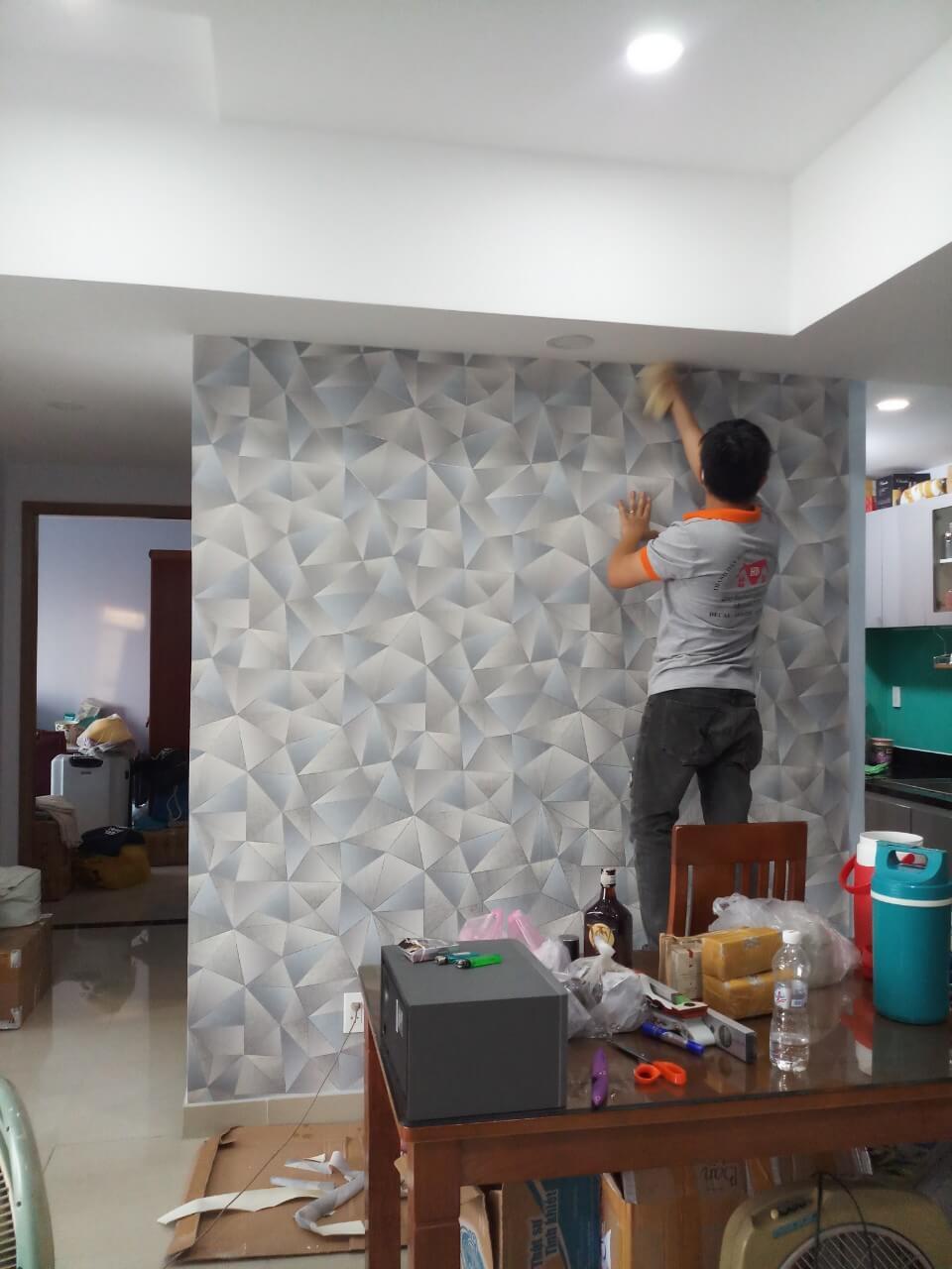 Đẳng cấp nằm ở những chi tiết siêu nhỏ. Từng góc phào chỉ, đường mép giấy được thợ lành nghề xử lý chuẩn xác đến từng milimét.