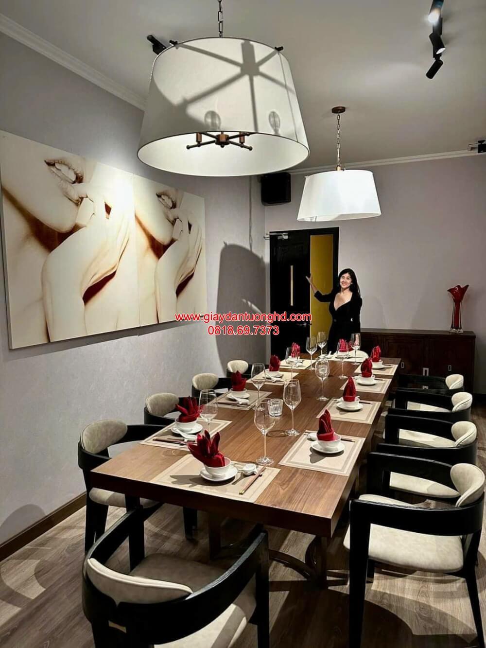 Sự kết hợp hoàn hảo giữa ánh sáng đèn warm-light và độ tán xạ từ bề mặt giấy dán tường Premium – Bí quyết tạo nên không gian