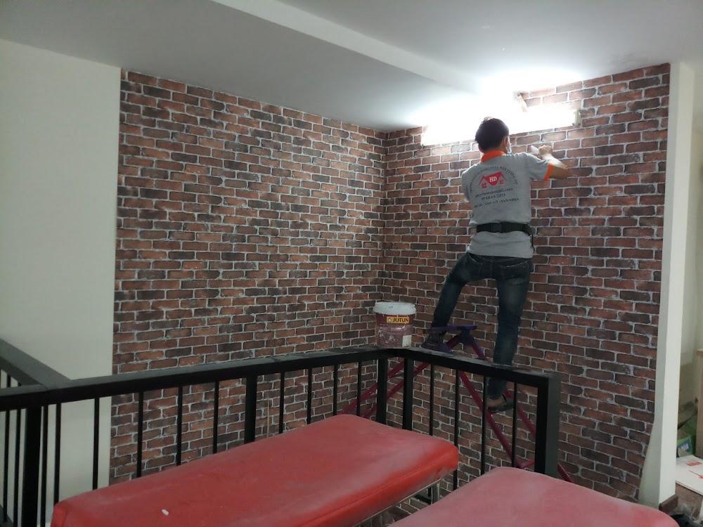 Thi công giấy dán tường giả gạch cho khu vực cầu thang quán cà phê