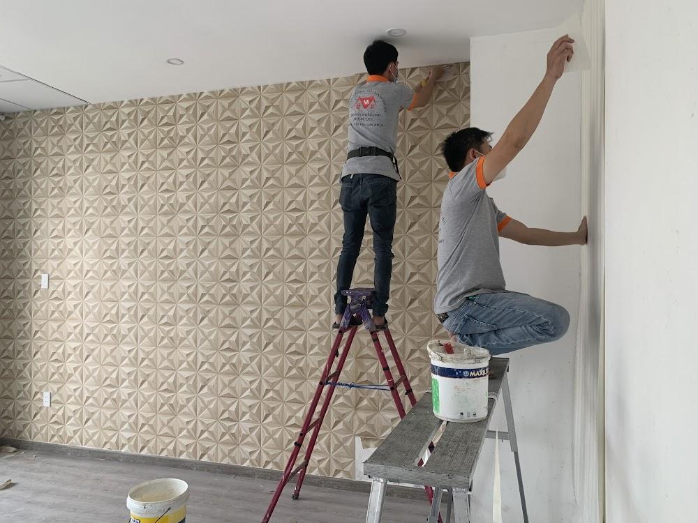 Thợ lành nghề của Giấy dán tường HD đang tỉ mỉ canh từng nếp giấy, khớp từng đường vân tại công trình Thủ Đức.