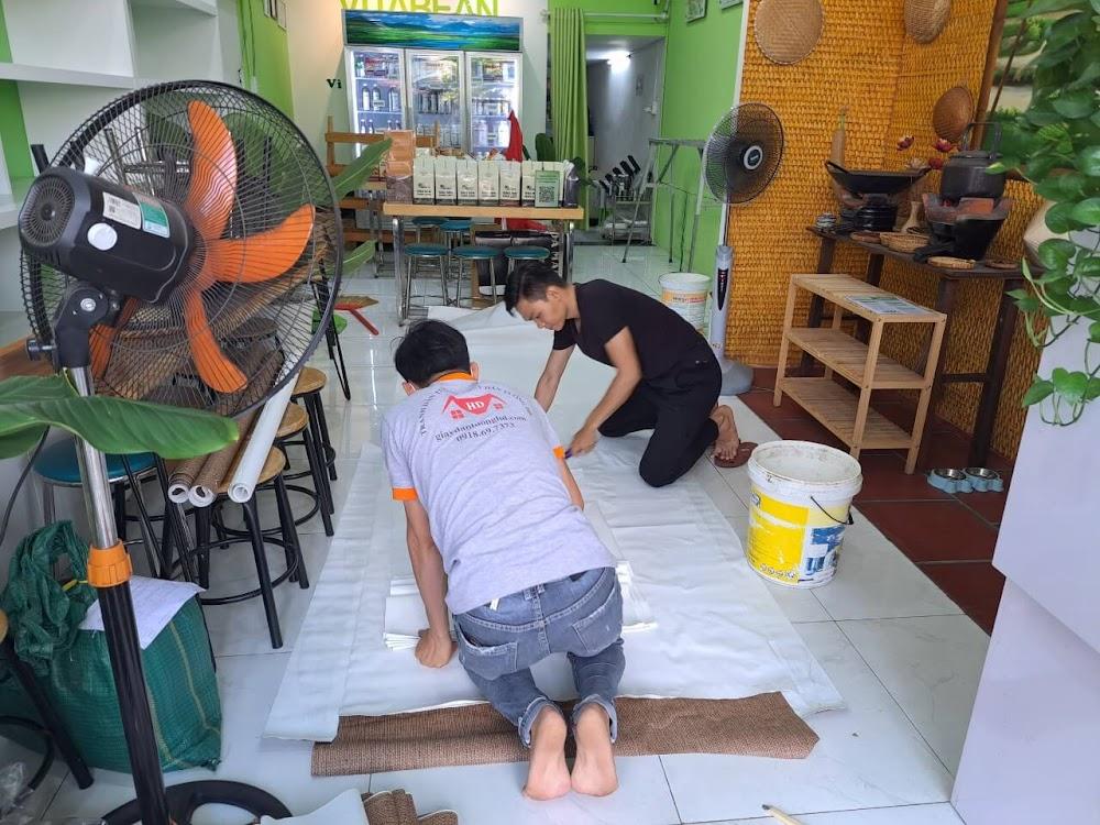 Kỹ thuật viên tiên hành pha keo để thi công