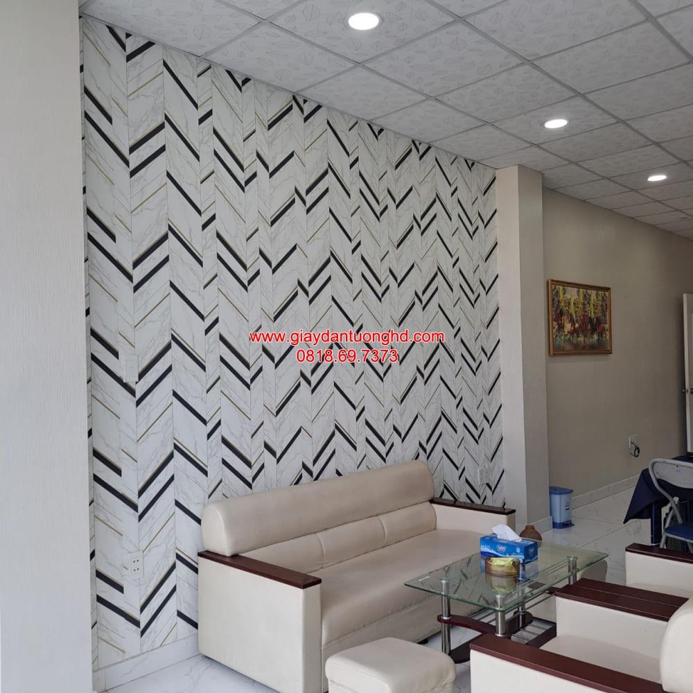 Thi công giấy dán tường sọc 3D tạo điểm nhấn lạ mắt cho phòng khách