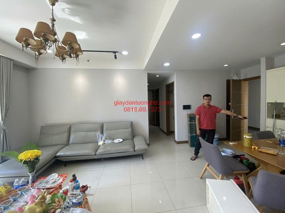 Thi công hoàn thiện giấy dán tường trơn màu xám nhạt cho phòng khách căn hộ chung cư hiện đại