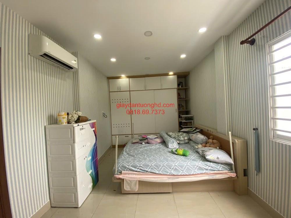 Thi công giấy dán tường sọc đứng màu xanh nhạt trang nhã cho phòng ngủ nhỏ