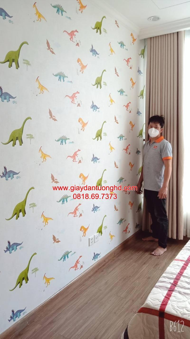 thi công giấy dán tường hình khủng long cho bé