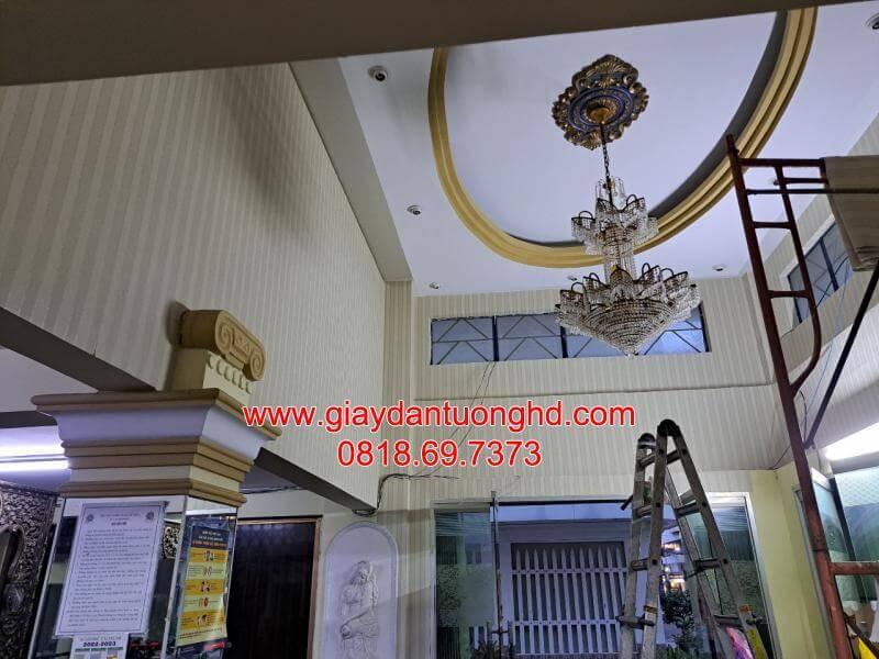 thi công giấy dán tường làm mới tại khách sạn ở đường Nguyễn Văn Luông
