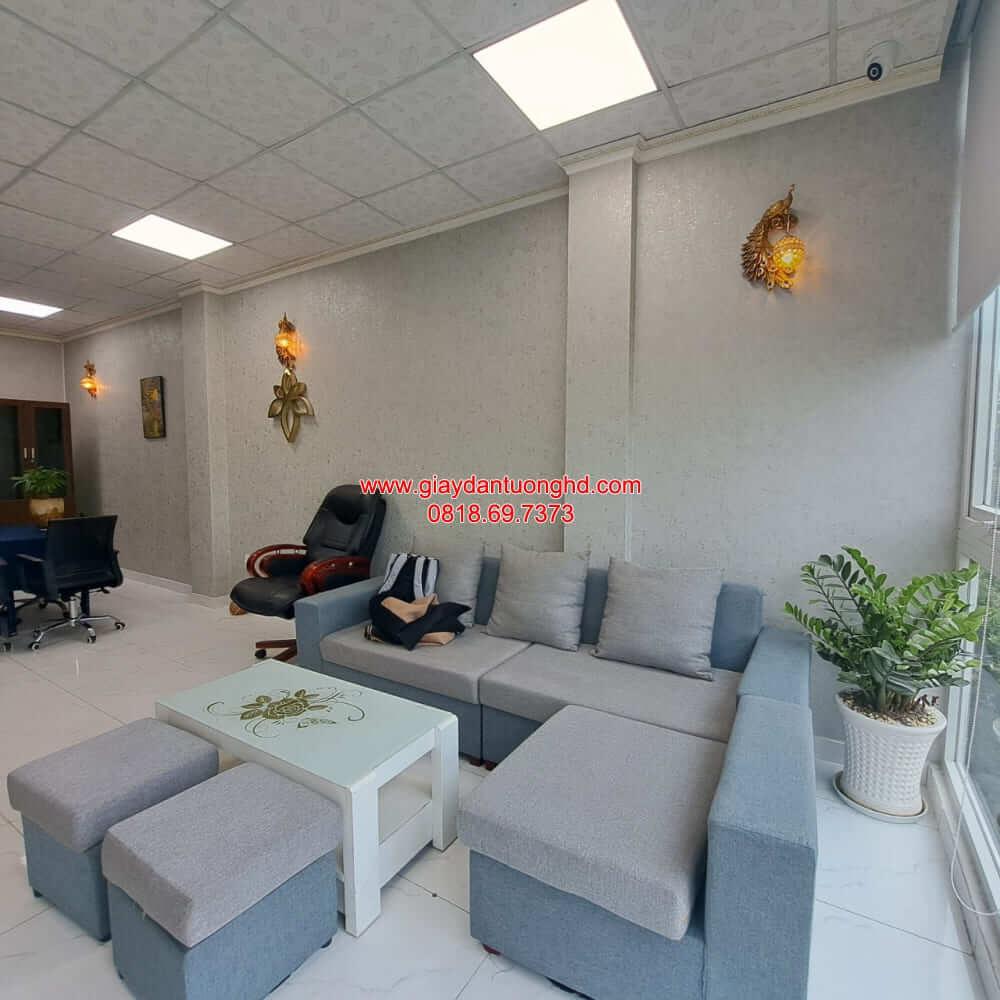Hoàn thiện bàn giao mẫu giấy dán tường màu xám trắng vân nổi tinh tế, mang lại vẻ đẹp thanh lịch và thoáng đãng cho phòng khách văn phòng tại Thành phố Thủ Đức