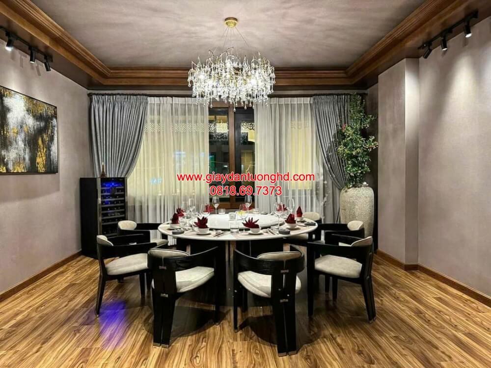 Nâng tầm trải nghiệm ẩm thực đỉnh cao tại phòng VIP nhà hàng với dòng giấy dán tường giả lụa dập vân nổi, mang lại cảm giác ấm cúng và riêng tư tuyệt đối.