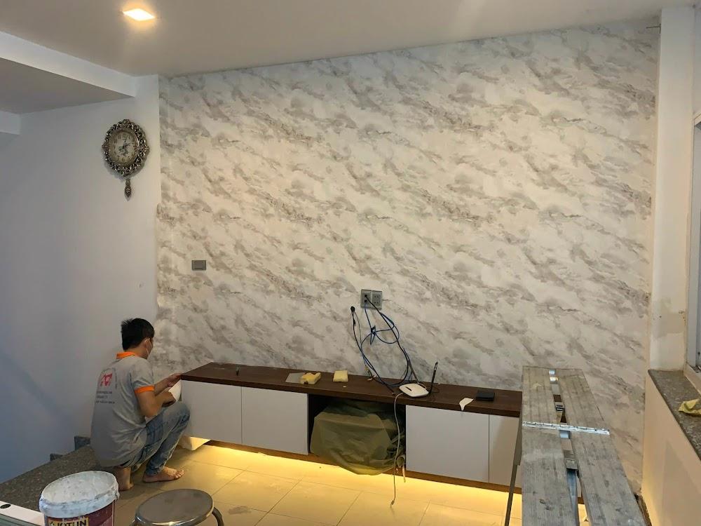 Thi công giấy dán tường giả đá cho khu vực phòng khách
