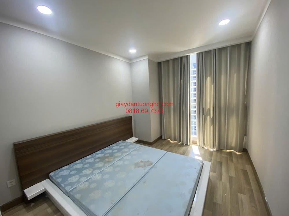 Mẫu giấy dán tường màu xám trắng (light grey) trơn phẳng mang đến cho không gian phòng ngủ vẻ đẹp tinh khôi, nhẹ nhàng và chuẩn phong cách hiện đại.