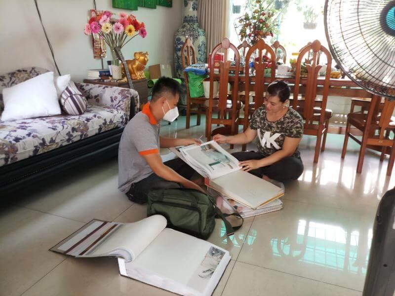 Chuyên viên Giấy Dán Tường HD mang catalogue tư vấn tận nơi tại Quận 3