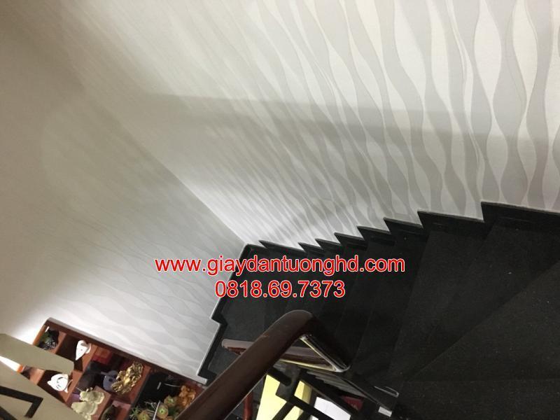 thi công giấy dán tường cầu thang cho chủ nhà mới dọn về nhà mới