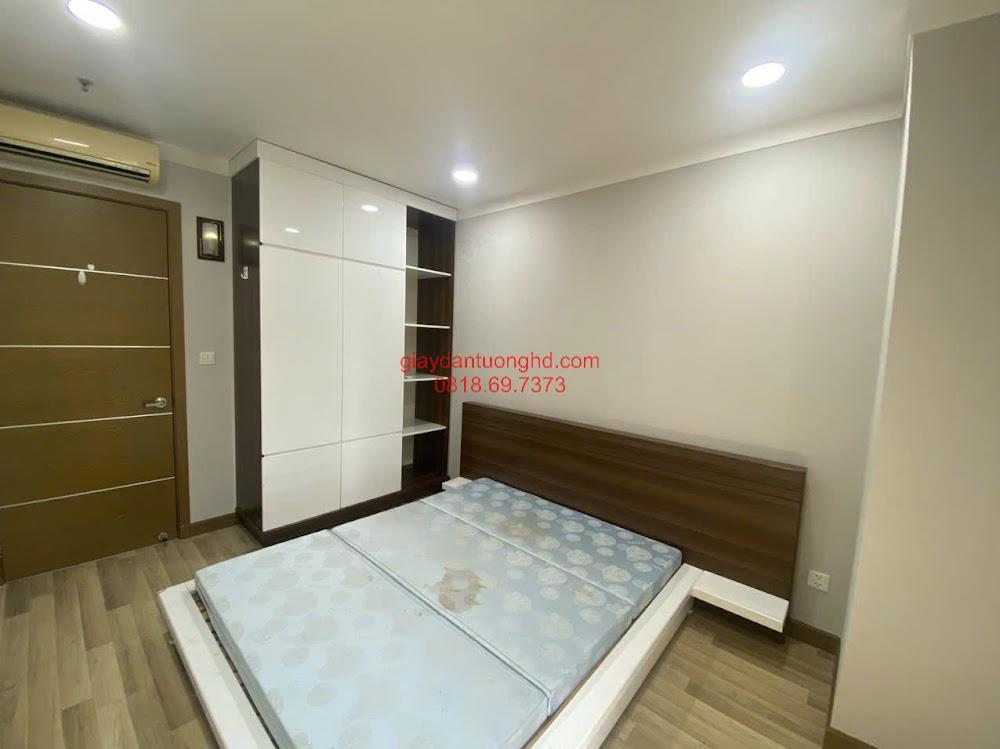 Mẫu giấy dán tường màu xám ghi nhạt trơn phẳng mang đến giải pháp tối ưu cho không gian phòng ngủ có diện tích vừa và nhỏ, đề cao sự gọn gàng và tinh tế.