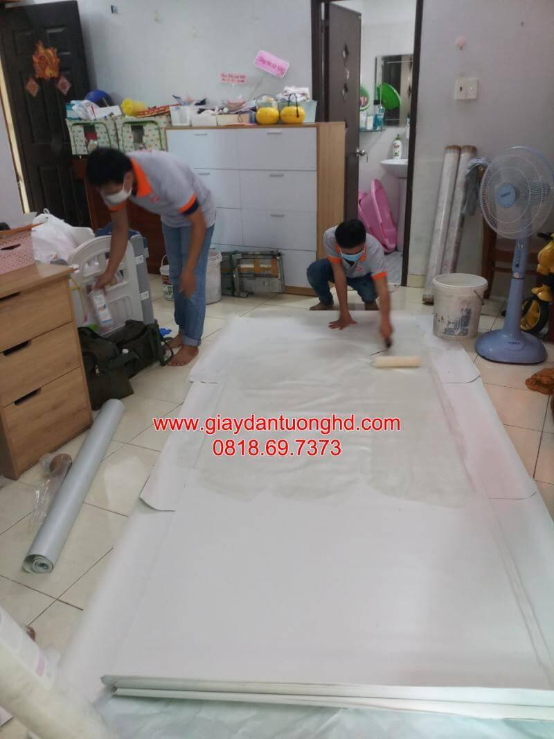 thi công giấy dán tường Quá trình lăn keo trước khi thi công