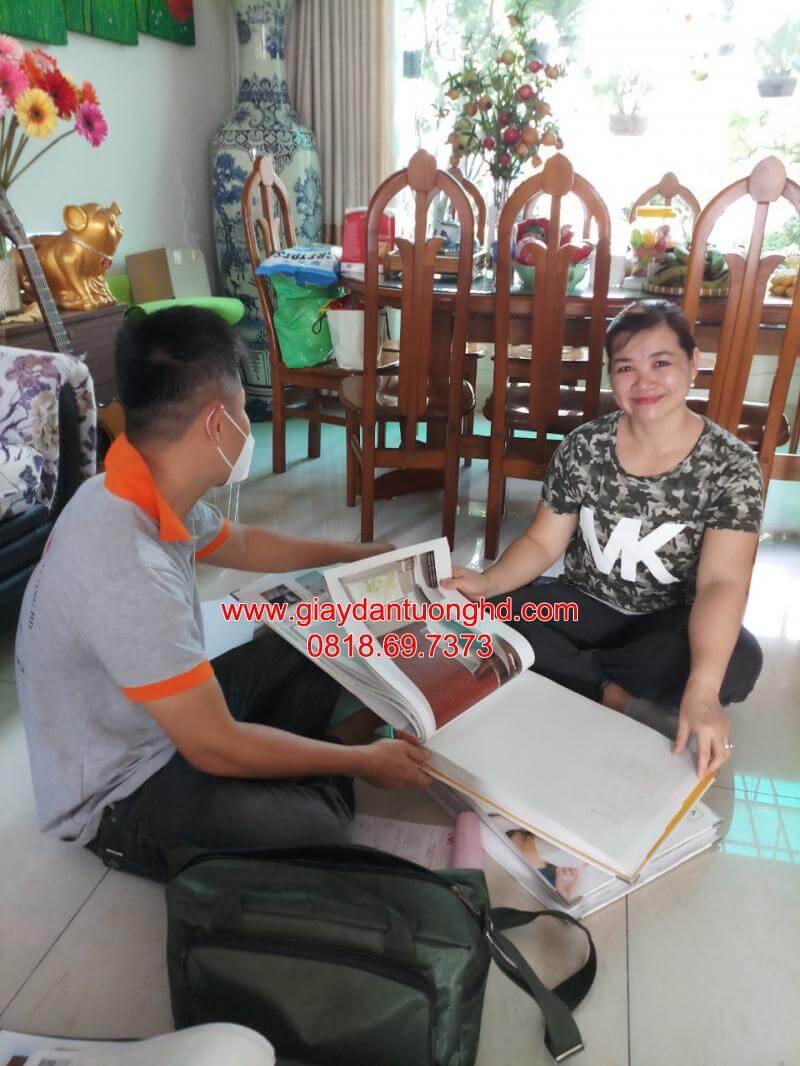 Đội ngũ chuyên viên mang theo catalogue hỗ trợ tư vấn và đo đạc miễn phí tận nhà, giúp tối ưu chi phí hoàn thiện tranh dán tường phòng khách