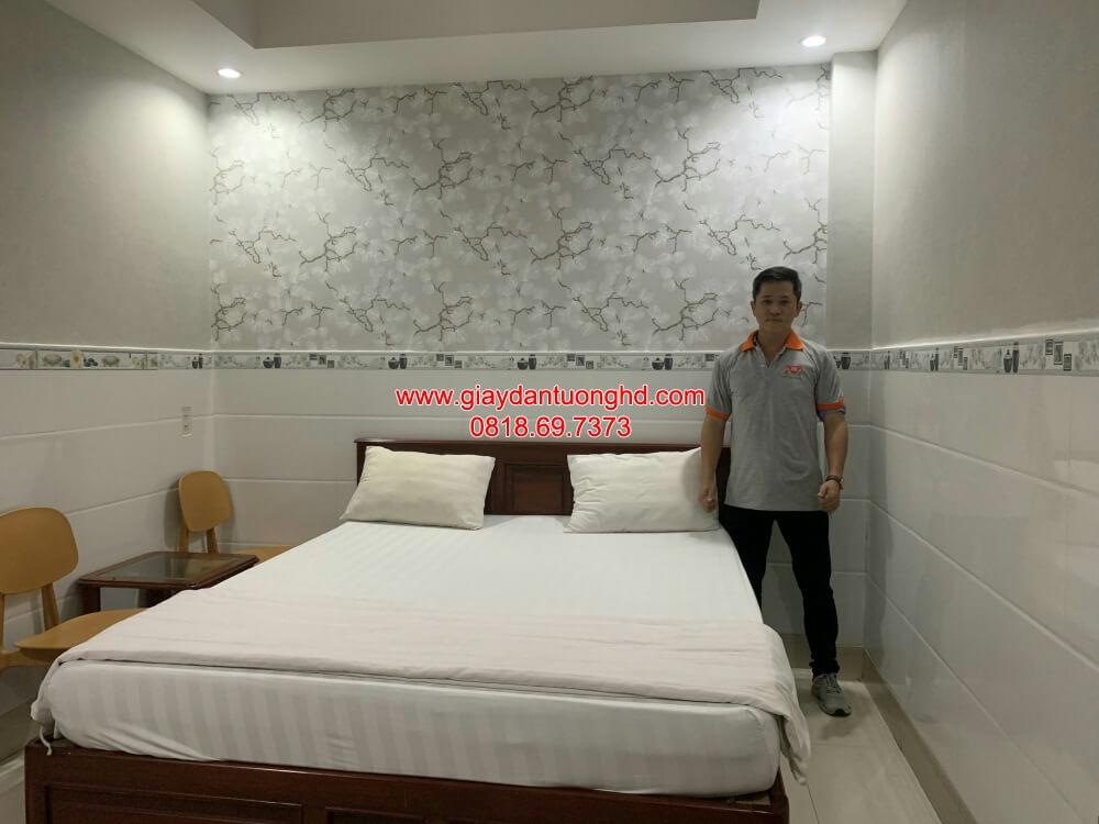 giấy dán tường họa tiết cành đào đông tuyết trắng trên nền xám bạc nhẹ nhàng