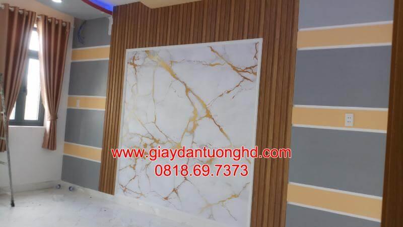 Sự kết hợp hiện đại giữa tranh dán tường họa tiết vân đá marble trắng vàng sắc nét cùng hệ lam gỗ ốp tường sọc dọc, tạo điểm nhấn cho không gian trong phòng