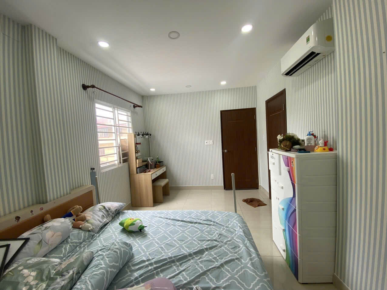 Giấy dán tường sọc đứng cho phòng ngủ nhà phố Tôn Đản, Quận 4