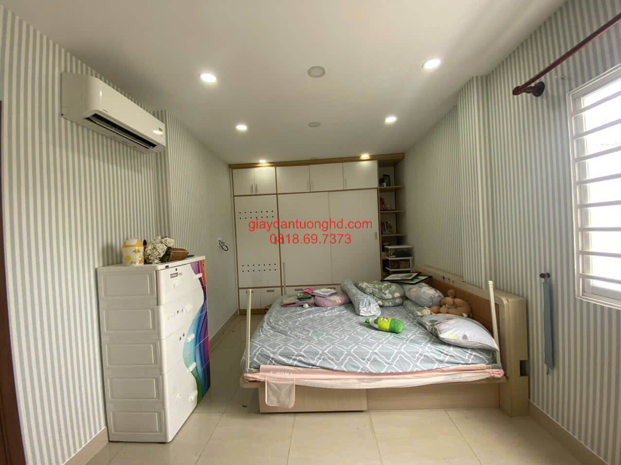 Thi công Giấy dán tường Hàn Quốc mẫu sọc với tông màu cực ngọt cho phòng ngủ nhà phố tại Bình Chành