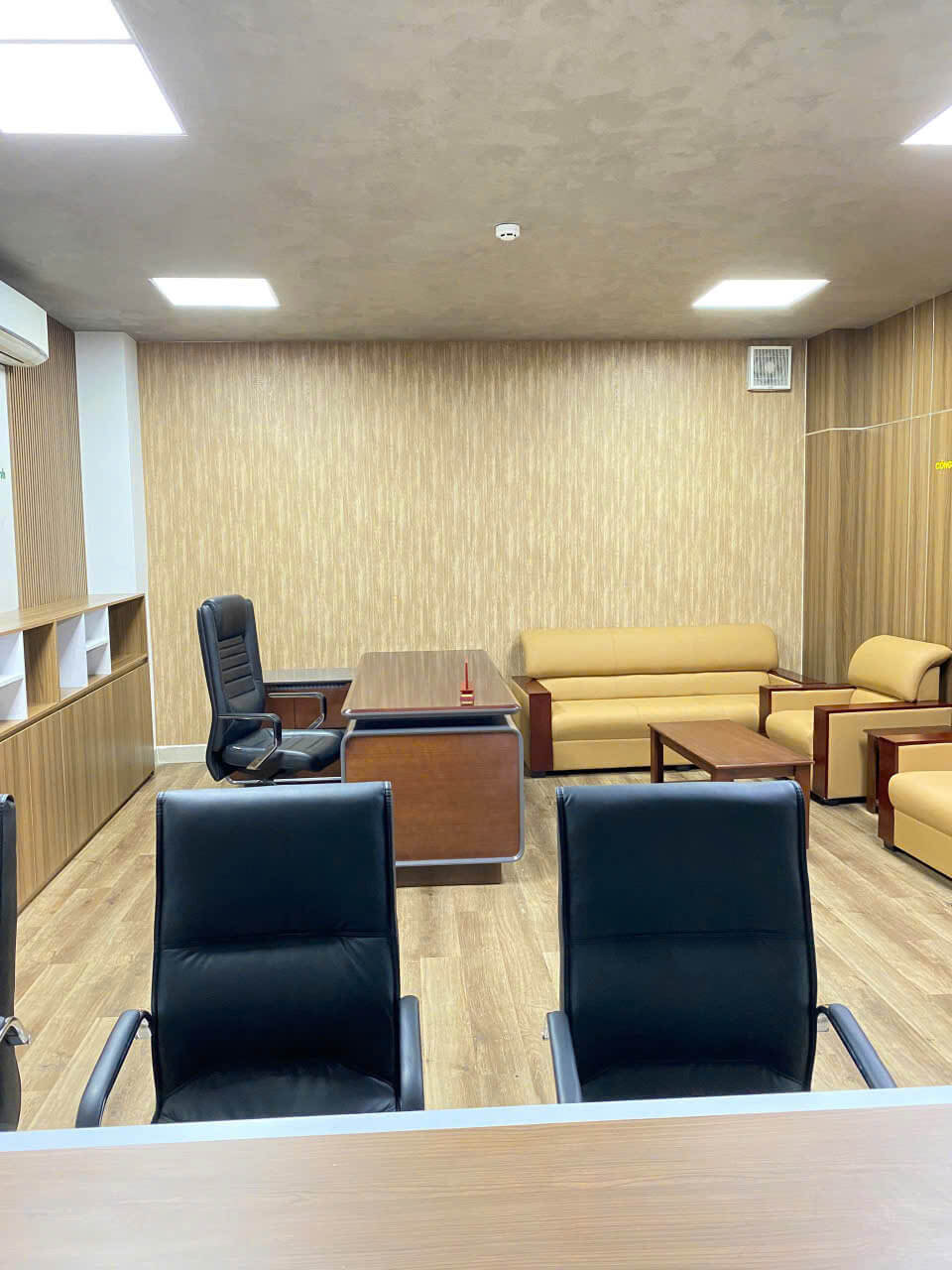 Giấy dán tường giả gỗ cho văn phòng tại Hậu Giang, Quận 6 (Q6) TP HCM (2)