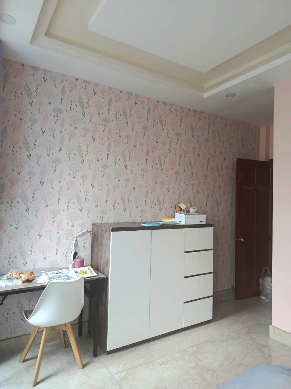 Giấy dán tường hoa văn màu hồng cho phòng ngủ bạn nữ tại Bình Tân