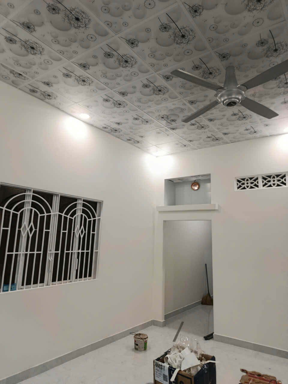 Giấy dán tường màu trắng trang trí nhà phố tại Chánh Hưng Q8 (Quận 8)