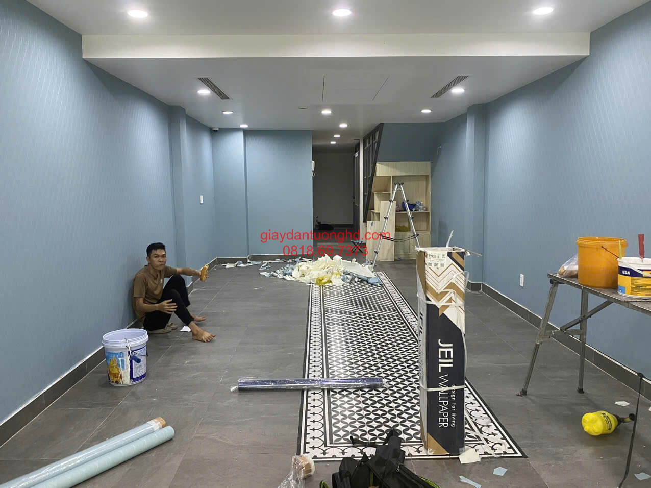 Thi công Giấy dán tường màu trơn pastel sọc chìm tạo cảm giác mát mẻ cho cửa hàng đồ cưới tại Bình Chánh
