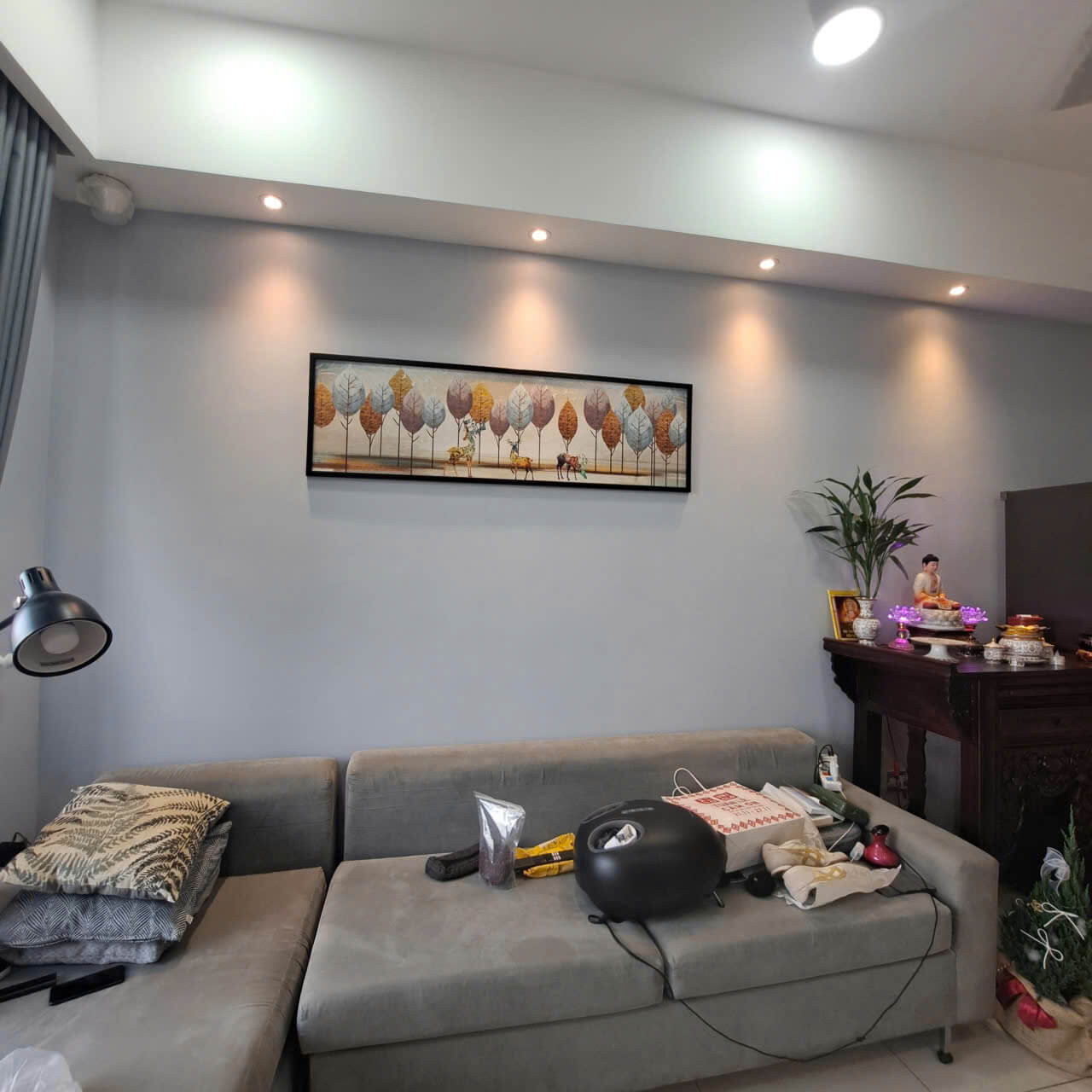 Giấy dán tường màu xám tôn lạnh cho phòng khách căn hộ đường Nguyễn Tất Thành , Q4, TP HCM