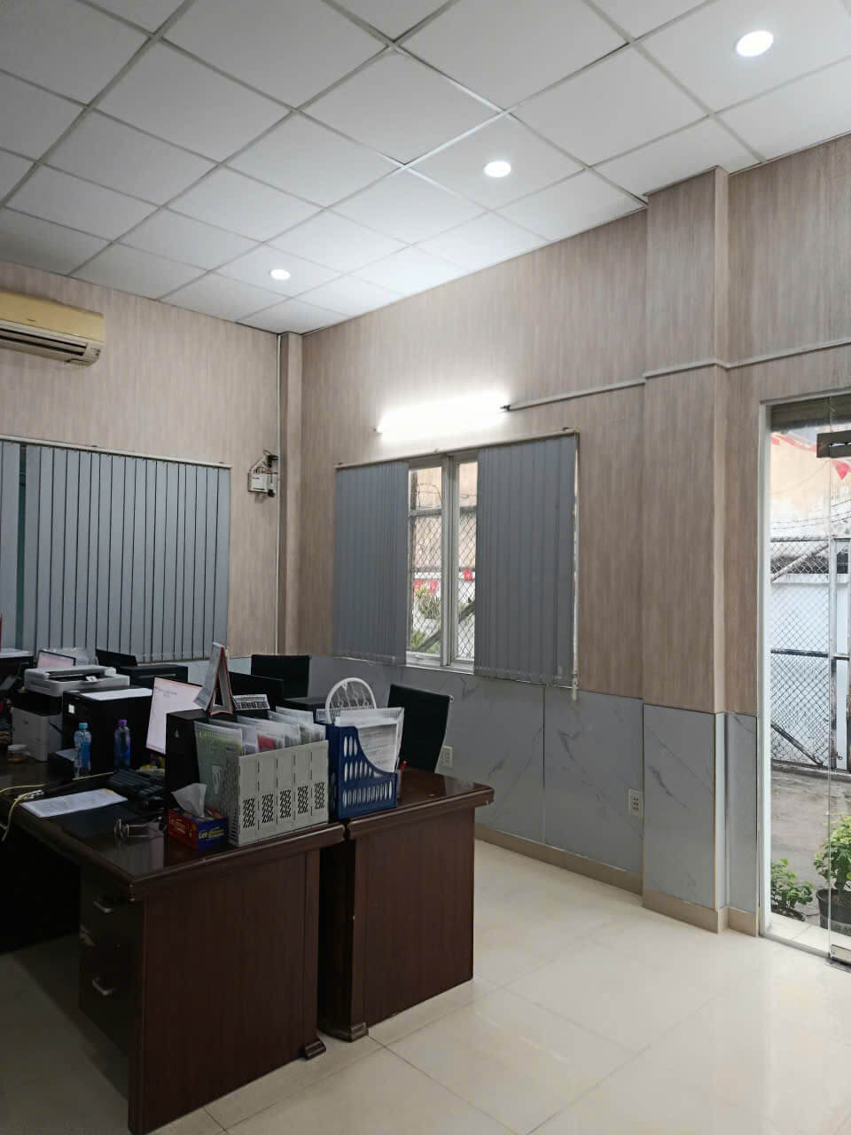 Giấy dán tường ttông màu gỗ ốp PVC cho văn phòng công ty tại đường Trần Phú, Quận 5