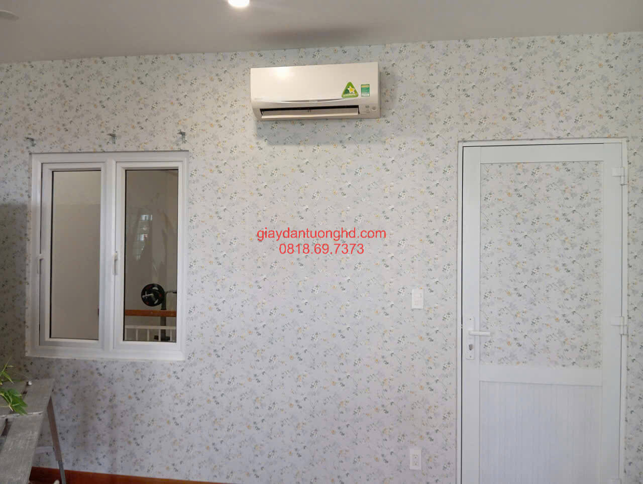 Thi công giấy dán tường hoa lá tạo cảm giác nhẹ nhàng thư thái cho phòng ngủ