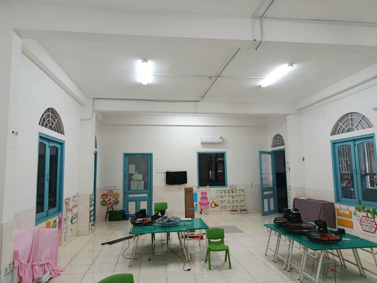 Thi công giấy dán tường màu trắng sạch sẽ cho các bé tại trường mầm non Họa Mi Quận 5