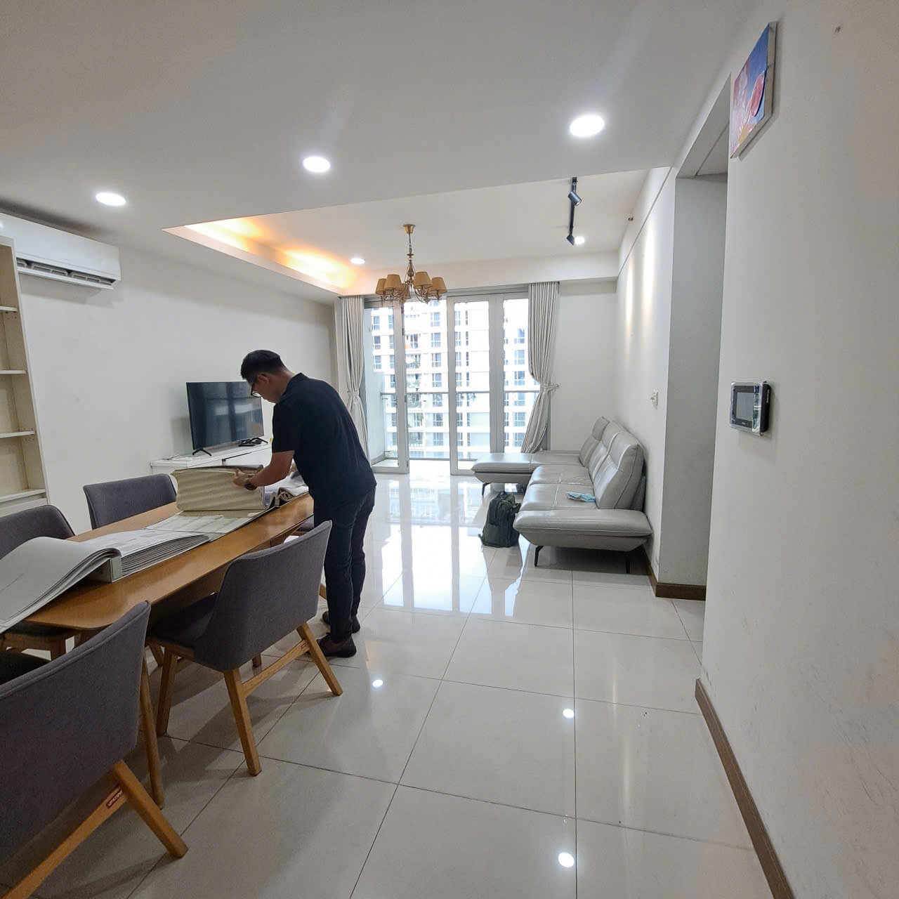 Anh Khách xem mẫu giấy dán tường tại nhà căn hộ tại Điện Biên Phủ, Quận 3