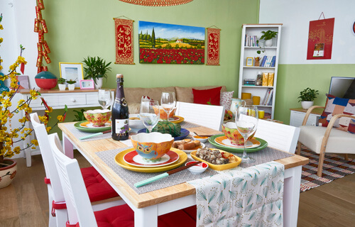Trang trí tết cho nhà bếp với tranh dán tường trên nền giấy dán tường tơn màu xanh cốm tươi sáng