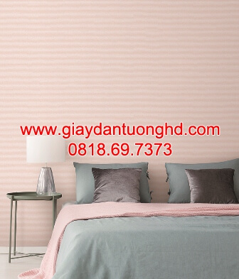 Thi công giấy dán tường màu hồng sau đầu giường phòng ngủ