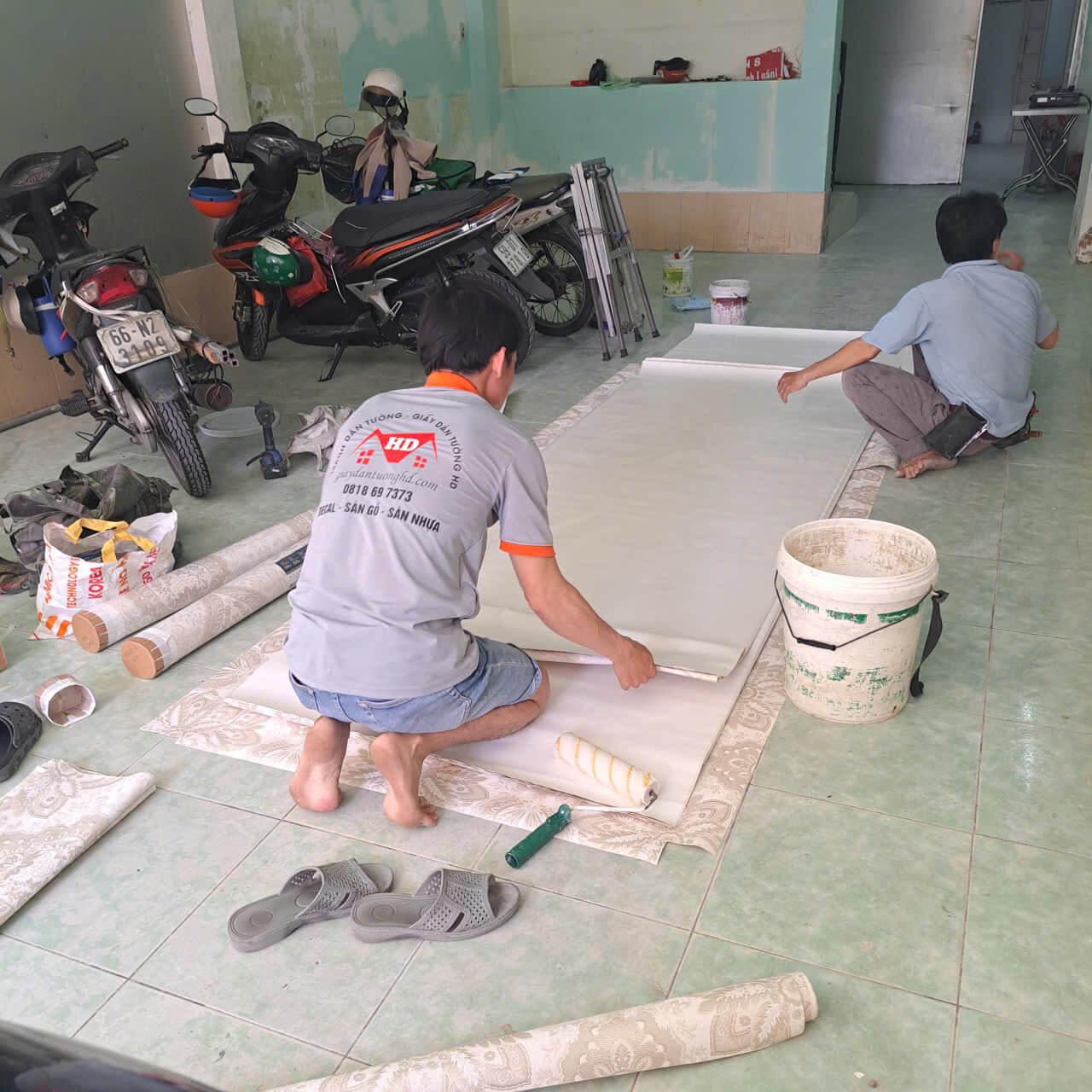 thi công giấy dán tường hoa văn sẽ hao hụt nhiều hơn giấy trơn