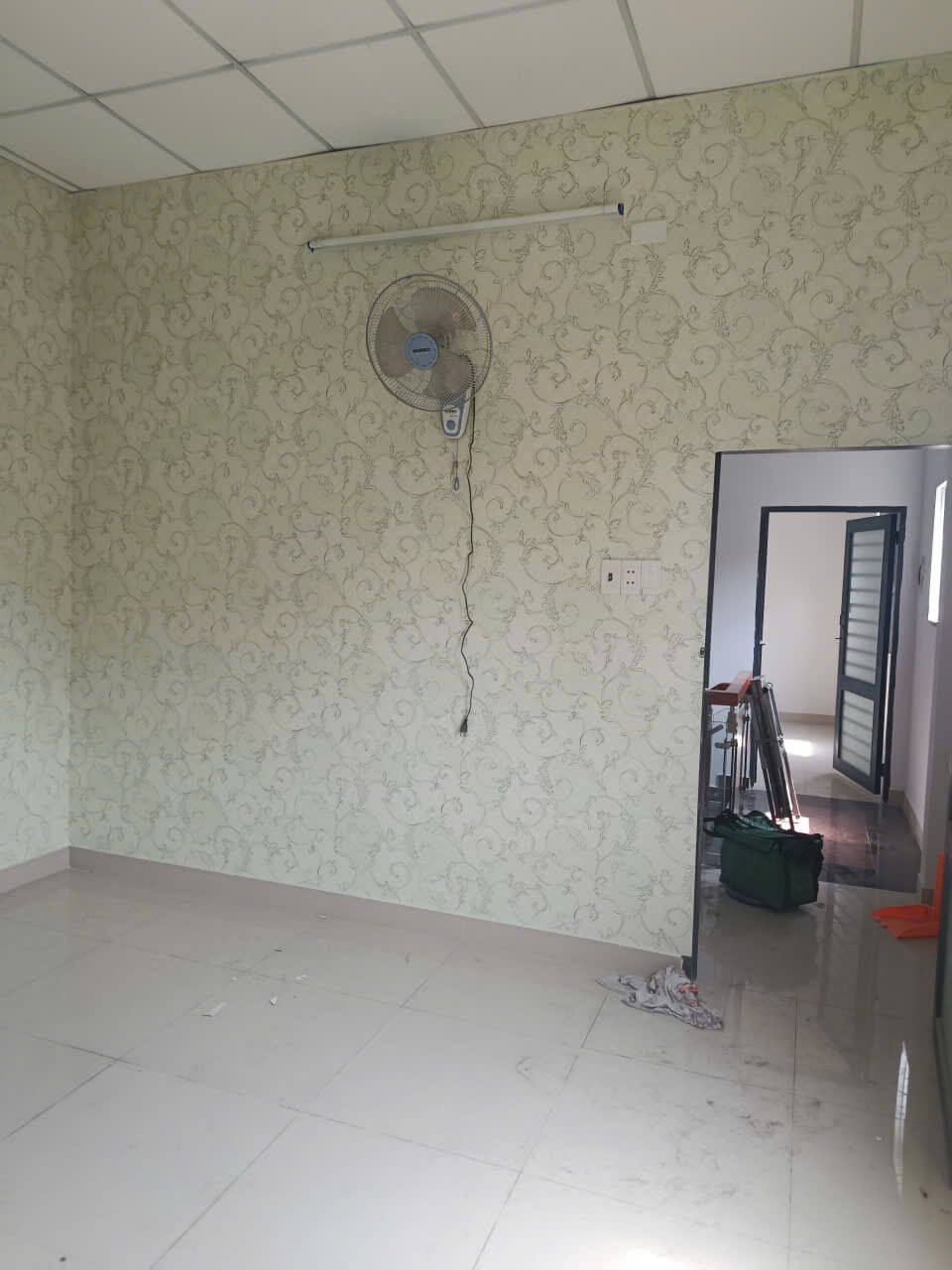 trang trí nhà trọ chi phí rẻ với giấy dán tường